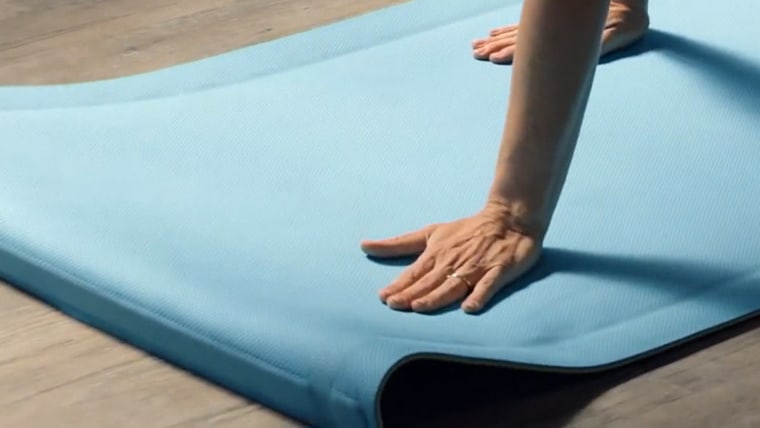 Pretentieloos Normaal Bovenstaande Self-rolling yoga mat raising big bucks on Kickstarter