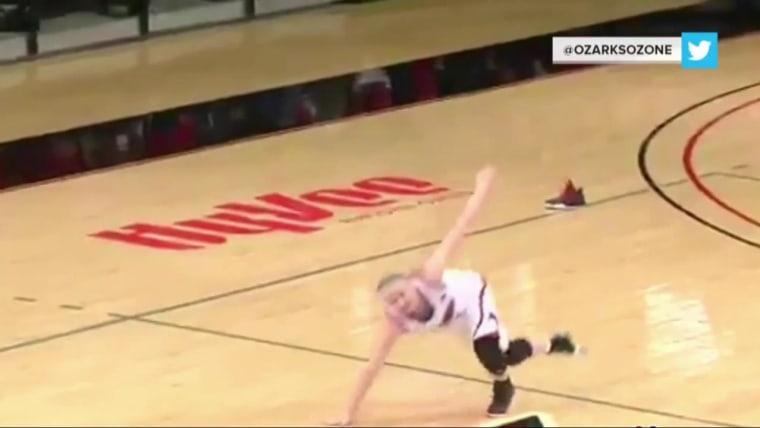 This basketball player can’t stop slipping after losing her shoe