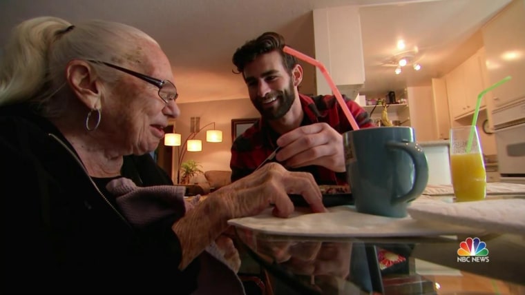 Tetangga muda mengundang pasien berusia 89 tahun untuk pindah