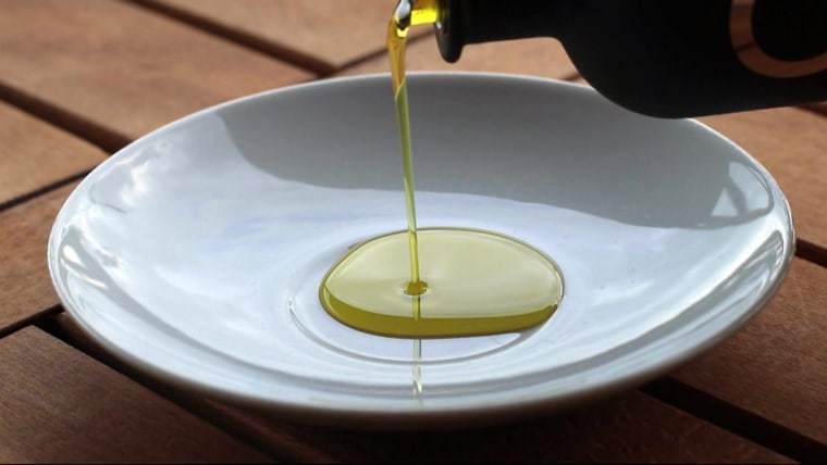 4 Health Benefits of Olive Oil — and How to Choose the Best One