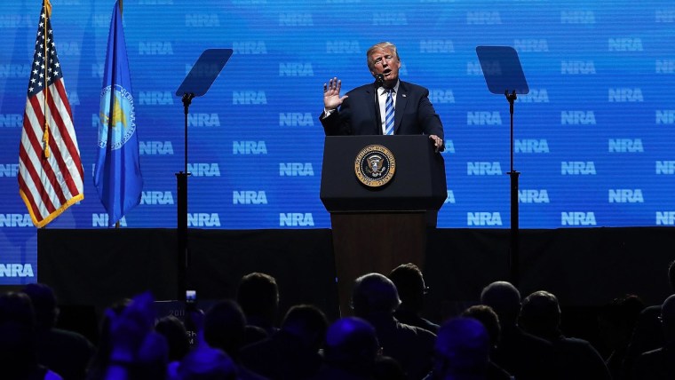 ترامپ  از حقوق  سلاح  ,  بررسي bashes  مولر  در  سخنراني  براي  NRA