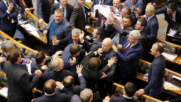 Perkelahian pecah di parlemen Ukraina saat anggota parlemen memperebutkan poster ‘agen Putin’