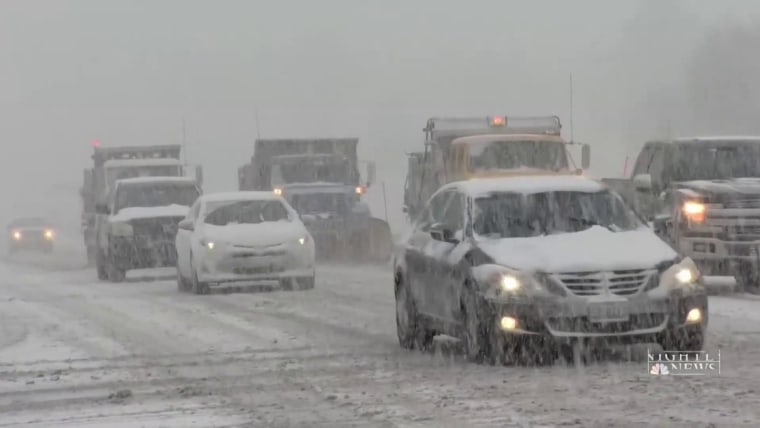 طوفان زمستاني كه در بيشتر ايالات متحده امتداد دارد ، تصادفات و مشكلات مسافرتي را به همراه دارد