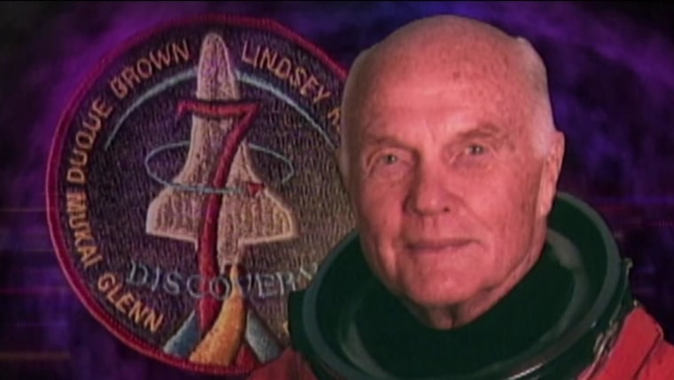 John Glenn menjadi orang tertua di luar angkasa pada usia 77 tahun