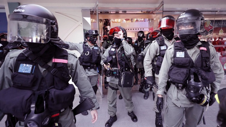 Polisi menggunakan semprotan merica dan pentungan untuk menumpas pengunjuk rasa di Hong Kong