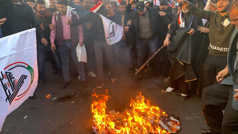 Para pengunjuk rasa di Bagdad berbaris menentang serangan udara AS