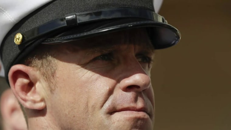 Navy SEAL berbicara menentang Eddie Gallagher, mengungkapkan wawancara video dan dokumen yang bocor