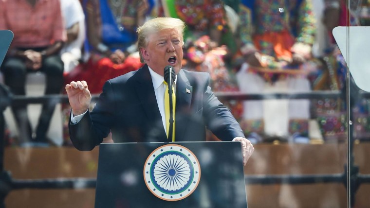 Presiden Trump melakukan kunjungan pertama ke India dan menjanjikan kerja sama yang lebih besar