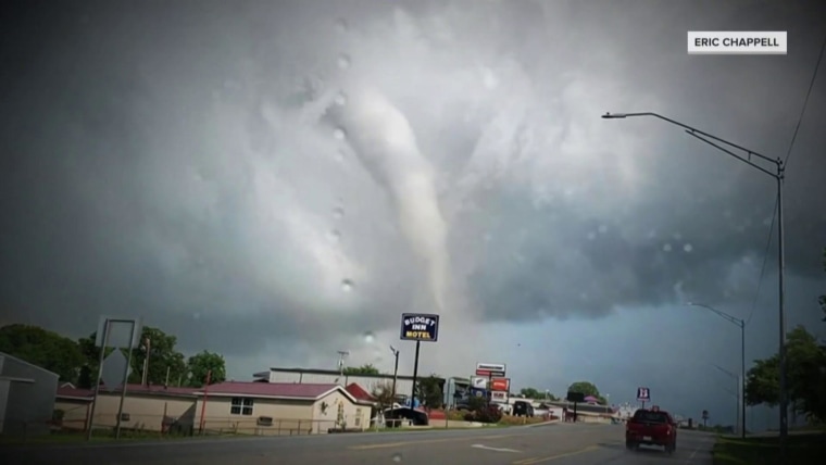 Tornadoes in Texas, Oklahoma kill at least five