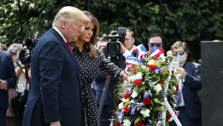 Trump dan Ibu Negara Melania meletakkan karangan bunga di Tugu Peringatan Perang Korea