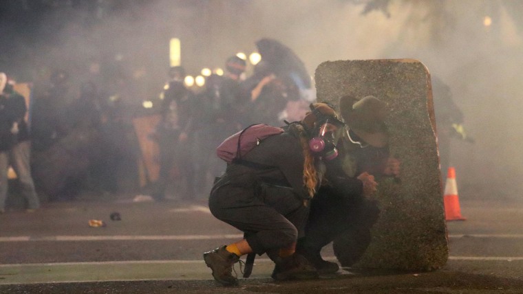 Gas air mata, suar, dan kembang api dilemparkan pada malam kekerasan lainnya di Portland