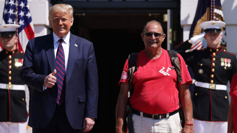 Trump berpartisipasi dalam penghormatan dengan Walking Marine Terry Sharpe di Gedung Putih