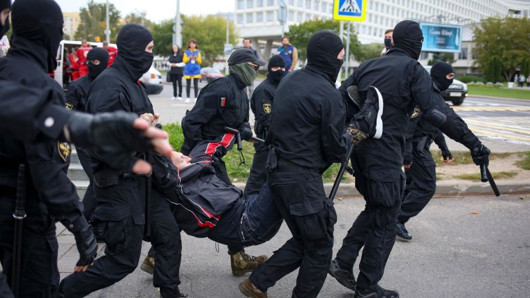 Polisi menembakkan gas air mata, ratusan ditahan selama protes di Belarusia
