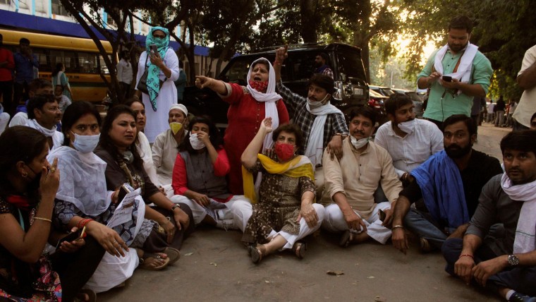 Ratusan protes di luar rumah sakit di India di mana wanita yang dirawat karena pemerkosaan meninggal