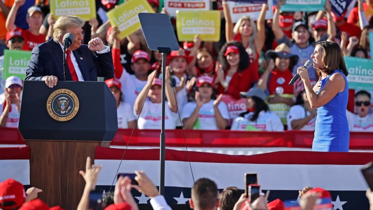 Trump mengejar Sen.  Martha McSally di atas panggung selama reli Arizona