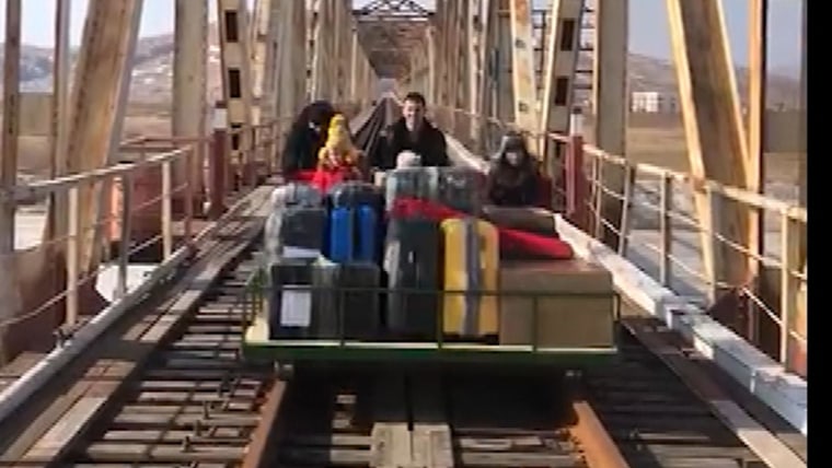 Staf kedutaan Rusia menggunakan gerbong kereta yang dicetak dengan tangan untuk meninggalkan Korea Utara