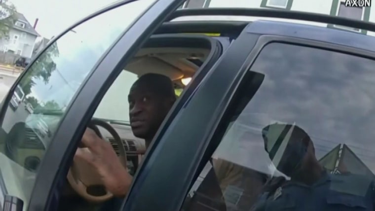 Kamera tubuh menunjukkan petugas mendekati George Floyd di dalam mobil yang diparkir
