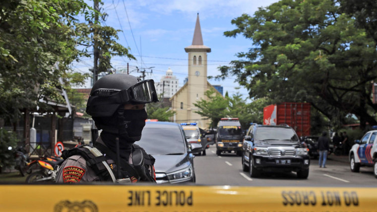 Bom bunuh diri menargetkan katedral Indonesia pada hari Minggu Palma