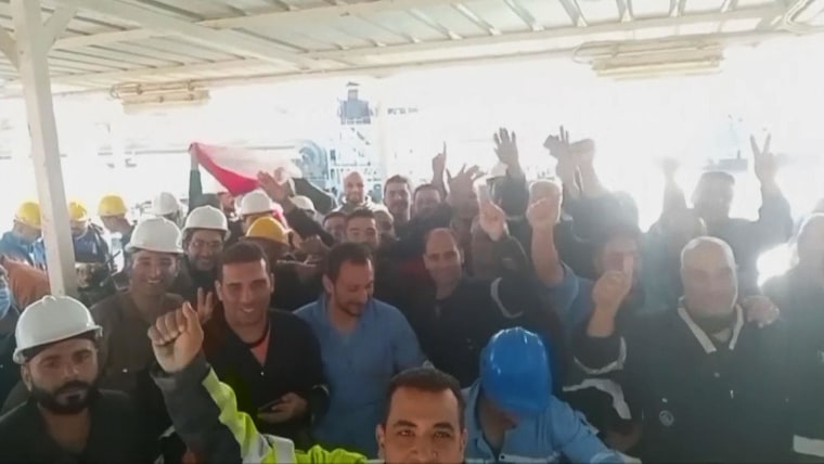 Kru Kapal Keruk merayakan keberhasilan operasi pemulihan Terusan Suez