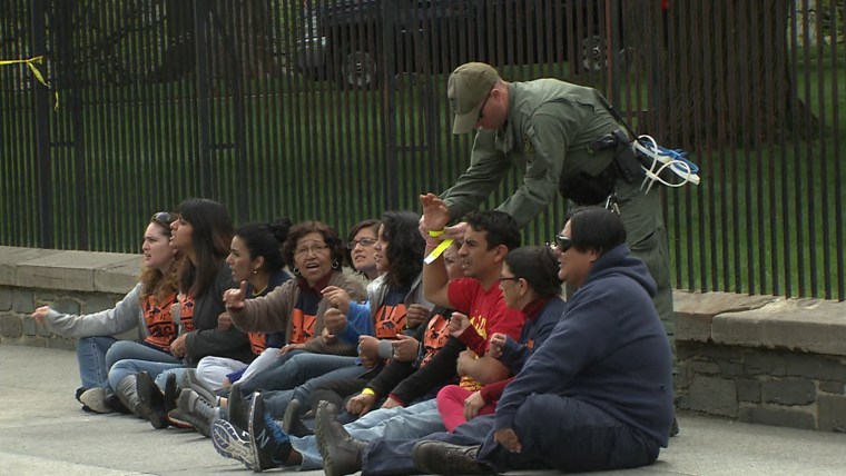 معترضان  در  ازاي  پاداش دادن به  اوباما  در  ازاي  دست‌مزد  ,  او  را  به  deportations