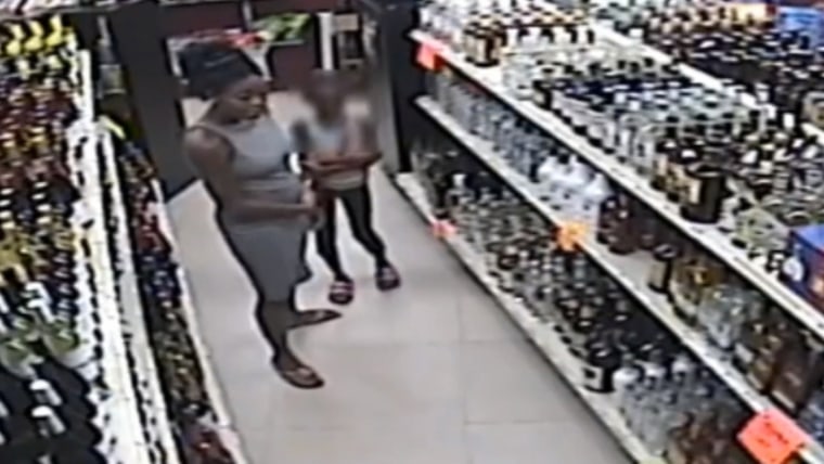 زن فلوريدا بر روي آموزش دوربين كودك به منظور دزدي از فروشگاه Liquor گرفتار شد.