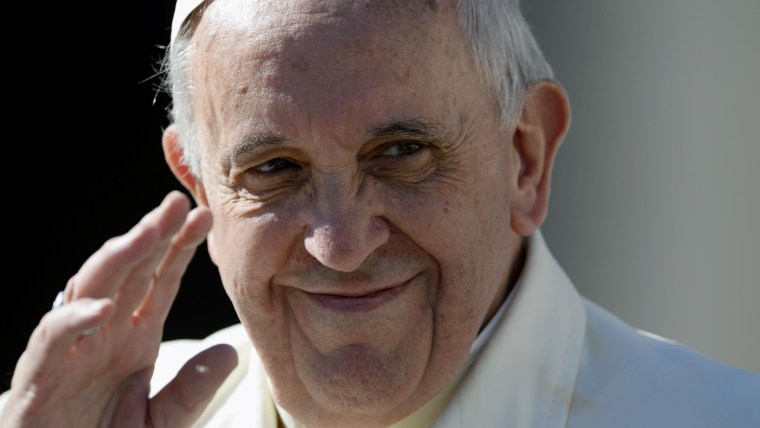 پاپ فرانسيس اول اولين ظاهر عمومي را بيان مي‌كند; از آنجا كه نگراني‌هاي بهداشتي بالا آمده بود.