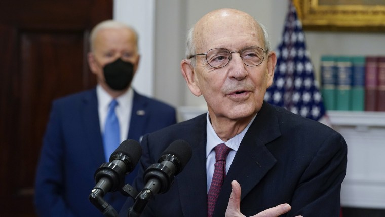 Justice Breyer bergabung dengan Biden dalam mengumumkan pensiun dari Mahkamah Agung