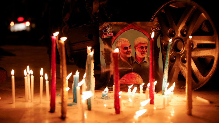 Upacara menyalakan lilin diadakan ketika jenderal penting Iran Soleimani terbunuh oleh pesawat tak berawak AS