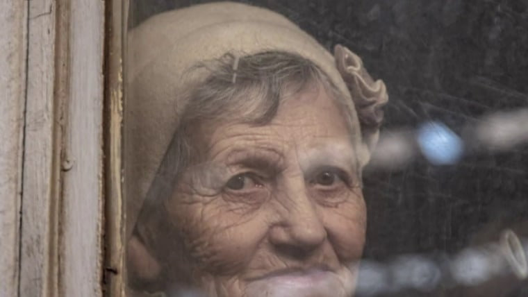 Perlombaan untuk mengevakuasi penduduk lanjut usia Ukraina