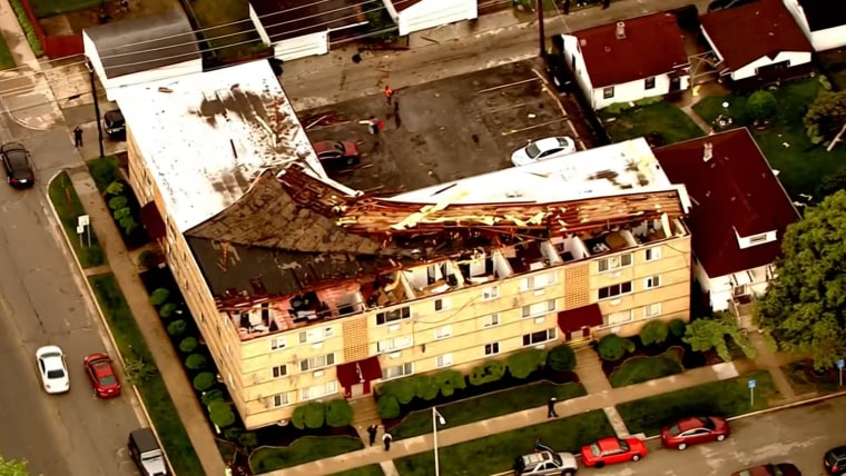Strong storms cause damage in Chicago area