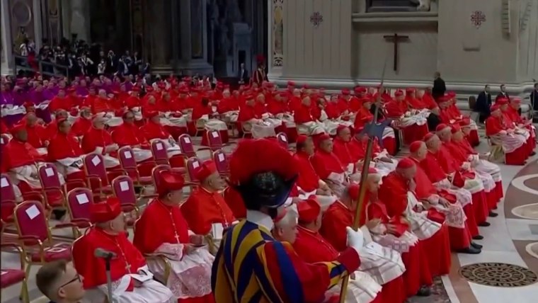 Paus Fransiskus mengangkat kelas baru para kardinal