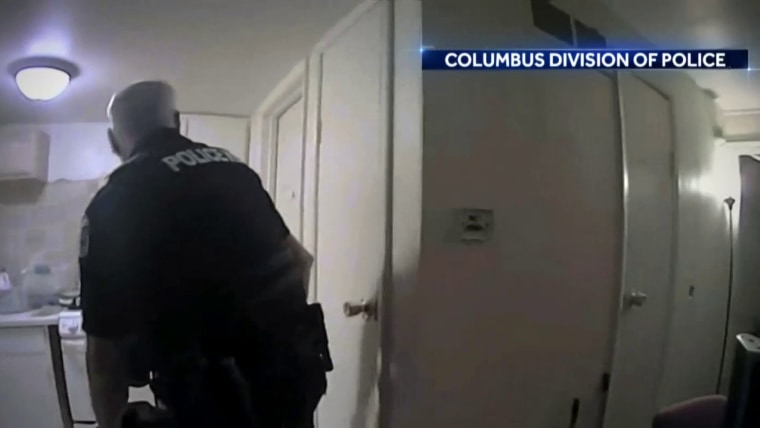 Rekaman kamera tubuh menunjukkan polisi menembak pria Ohio di tempat tidur