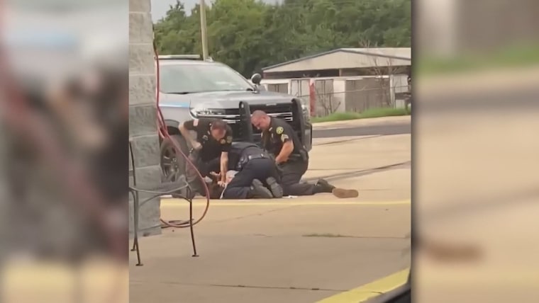 Pria yang dipukuli dalam video penangkapan dengan kekerasan di Arkansas menuntut petugas