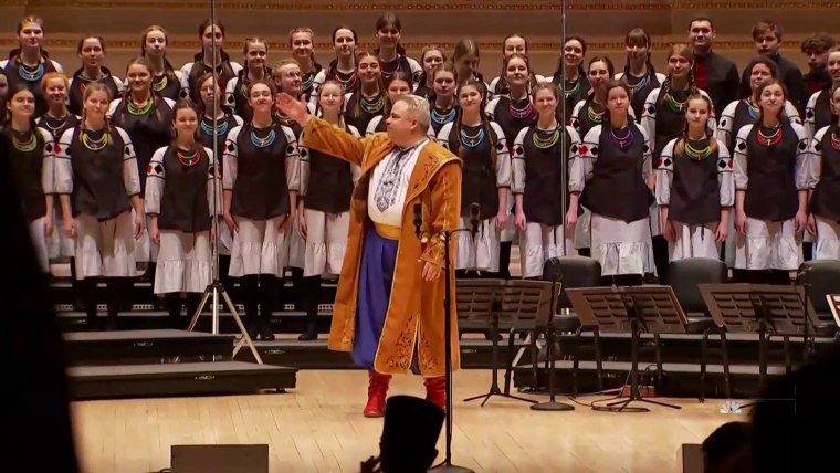 Paduan suara Ukraina membawa makna baru pada lagu liburan klasik