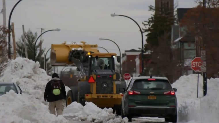 Un automovilista varado se puso a salvo en la tormenta de nieve de Nueva York y luego se aseguró de que docenas de personas también lo hicieran.