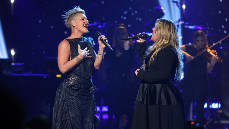 Kelly Clarkson duets with Pink at iHeartRadio Music Awards