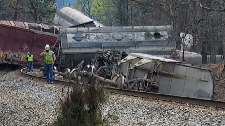 Norfolk Southern train derails in Alabama hours before CEO testifies ...