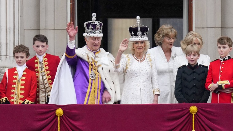 Royals gather on Buckingham Palace balcony after coronation