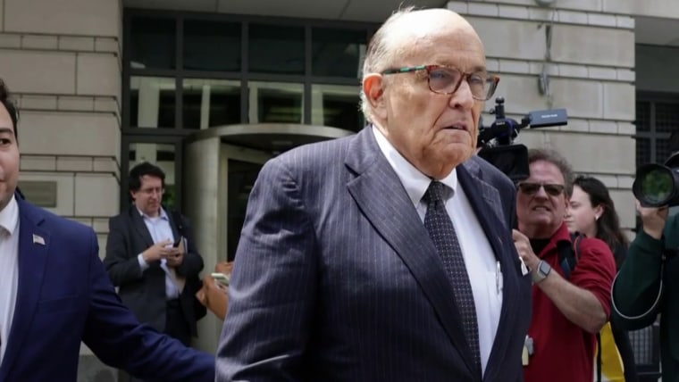 Giuliani a snobé l’ordonnance du juge dans une affaire de diffamation, selon un travailleur électoral