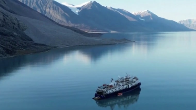 cruise ship ran aground greenland
