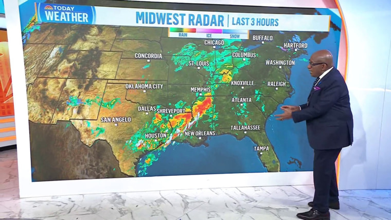 Freezing rain creates treacherous conditions in Midwest