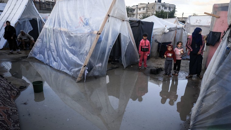 Rain adds to misery of displaced families near Gaza City