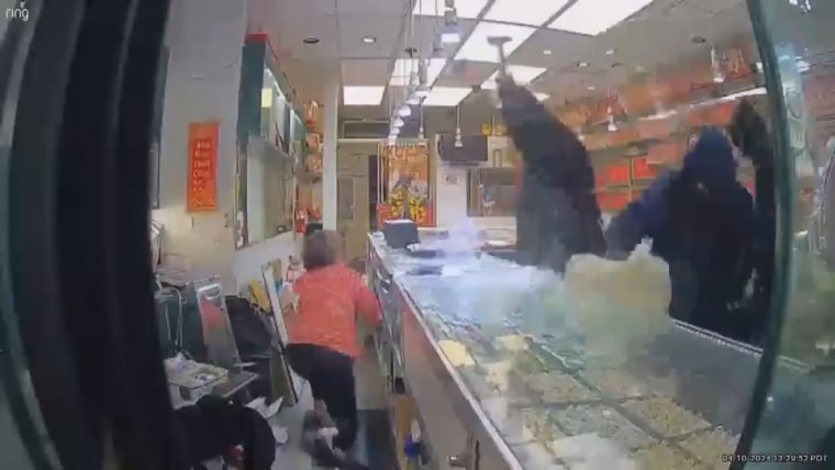 Video shows armed thieves ransack California jewelry store