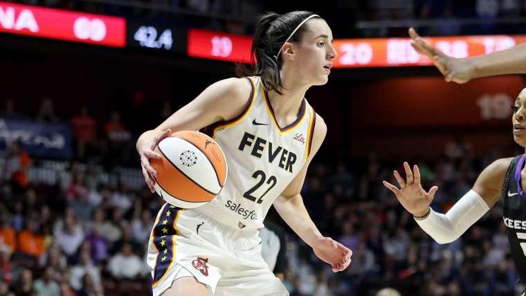 Caitlin Clark struggles in WNBA debut as Connecticut Sun dominate Indiana Fever