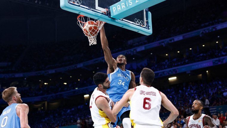 Giannis goes coast-to-coast, throws down game-tying slam