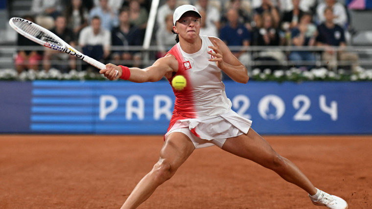 World No. 1 Swiatek tops Begu in straight sets in Round 1