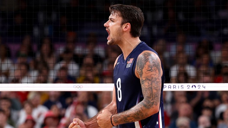 DeFalco makes insane solo play to help U.S. to 2nd set win