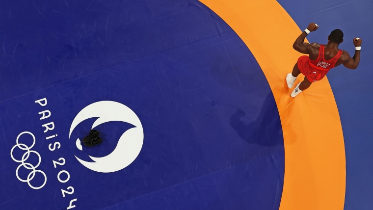 Lopez leaves impossible shoes to fill with 5th-straight gold