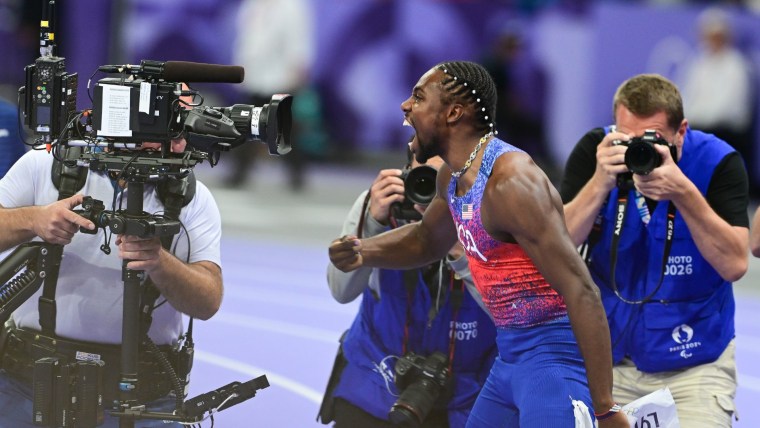 PHOTO FINISH! Lyles leans at line to win by 0.005 seconds