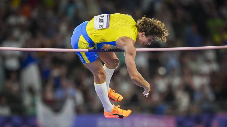 Listen to the Swedish call of Mondo Duplantis' world record